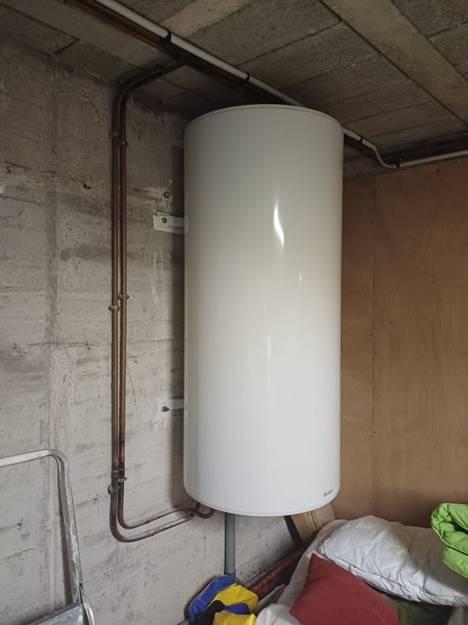 chauffe-eau électrique 200Litres posé au mur à Chartres de bretagne