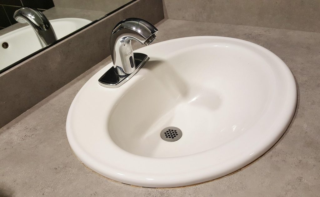 lavabo sans eau en attente d'un dépannage de chauffe-eau à goven