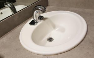 lavabo sans eau en attente d'un dépannage de chauffe-eau à goven