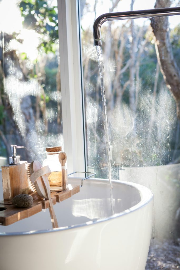l'eau chaude provenant du chauffe-eau coule  dans une baignoire à bruz