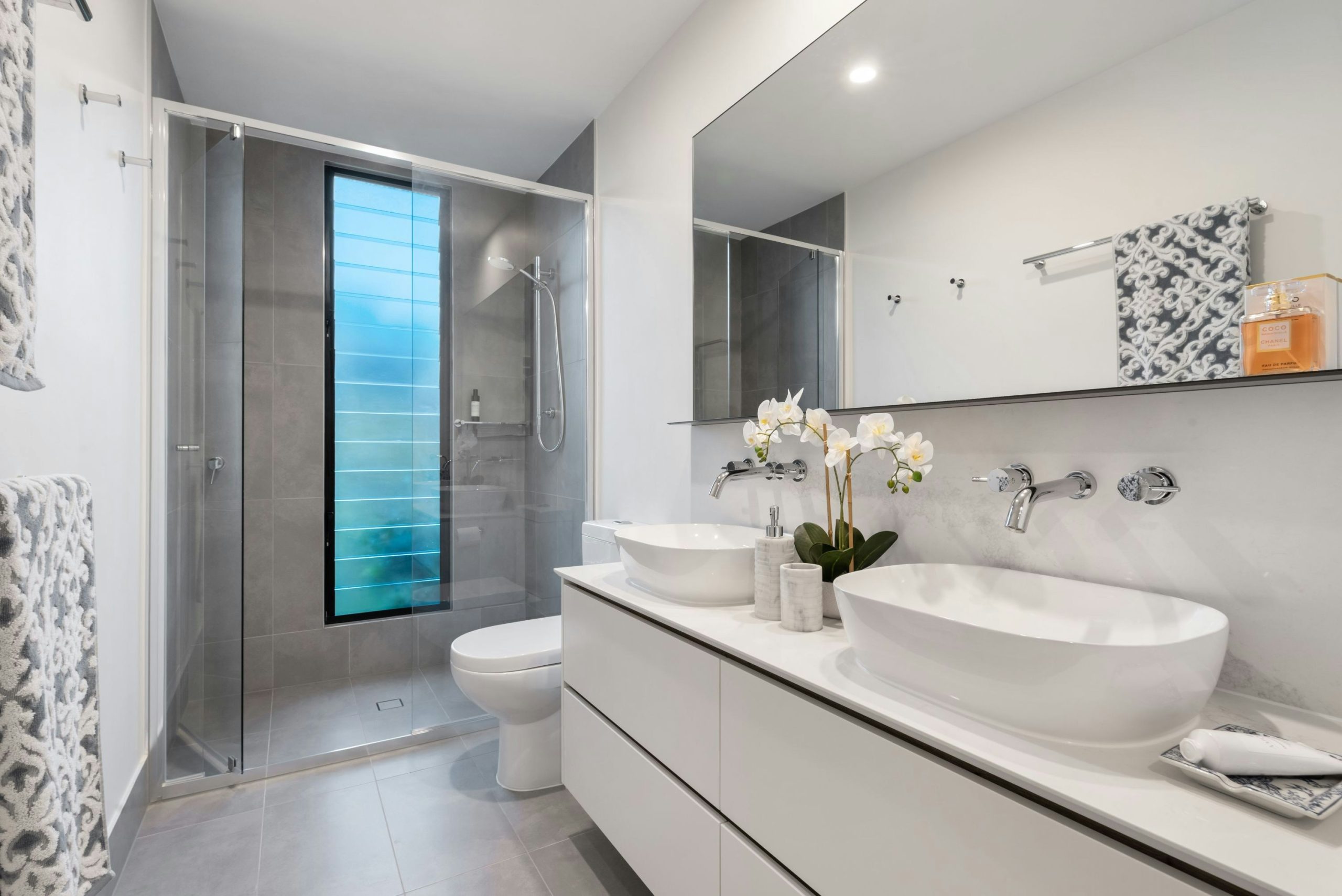 Salle de bain sans eau chaude à fougères